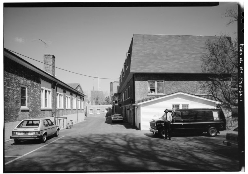 File:VIEW OF SOUTH END, BUILDING -107 TO LEFT, BUILDING -135 TO RIGHT - Governors Island, New York Arsenal, Storehouse and Commanding Officers' Quarters, New York Harbor near Andes HABS NY,31-GOVI,6A-1.tif