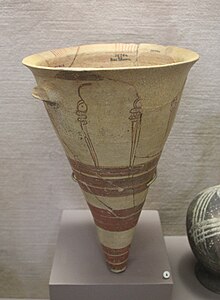 Rhyton conique à décor peint, motifs serpentiformes. Ras Shamra, Musée d'archéologie nationale.
