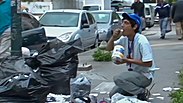 ونزوئلائی که از garbage.jpg غذا می خورد