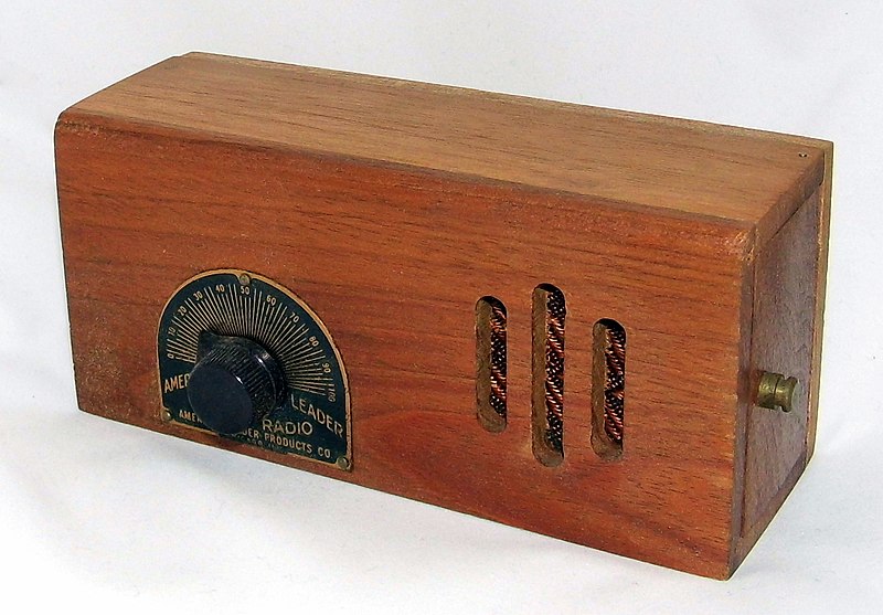 File:Vintage American Leader Pocket Crystal Radio, Wood Cabinet, Earphone Only Listening, Made in the USA, Circa 1935 (33189083254).jpg