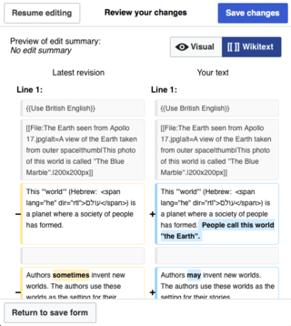 Bildschirmfoto, das dieselben Änderungen in der zweispaltigen Wikitext-Änderungsansicht zeigt.