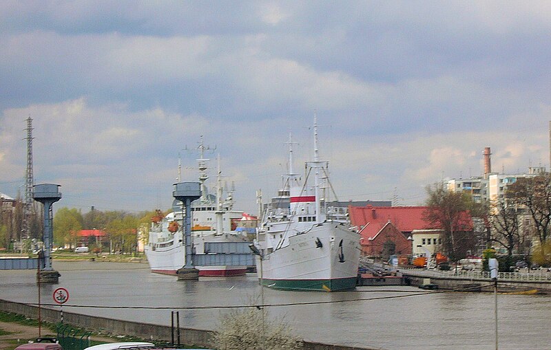 File:Vitiaz and Kosmonavt Pacaev in Kaliningrad.jpg