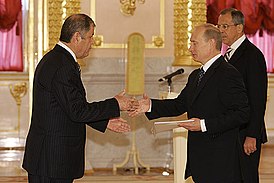 Abdulmajid Dostiev itimatnamesini Rusya Devlet Başkanı Vladimir Putin'e sunuyor.  27 Temmuz 2007