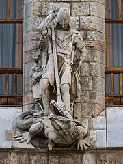 Detalle de la estatua de San Jorge en la entrada