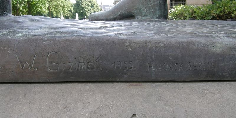 File:Waldemar Grzimek - Heinrich-Heine-Denkmal IIb 02.jpg