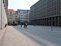 Walter-Benjamin-Platz mit Leibniz-Kolonnaden an der Leibnizstraße mit Blick auf die Wielandstraße. Berlin-Charlottenburg