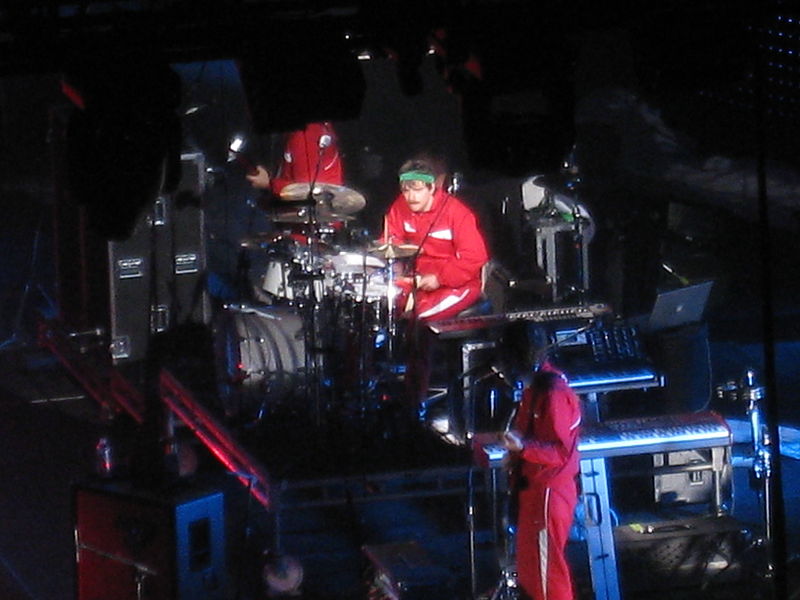 File:Weezer @ Madison Square Garden.jpg
