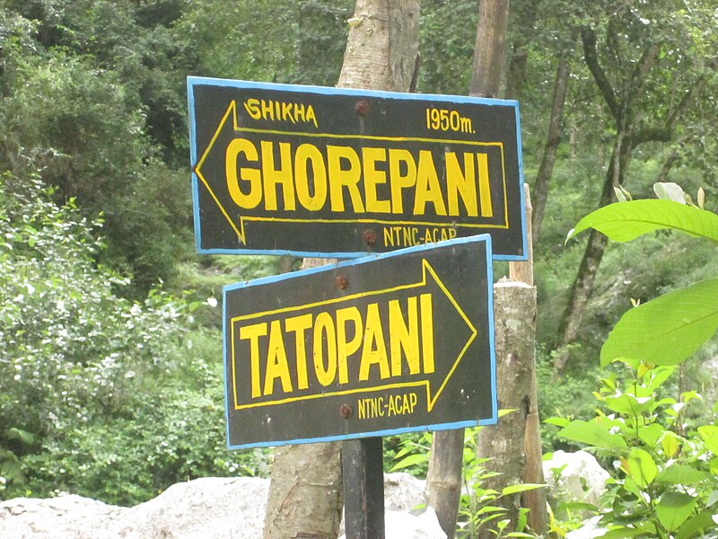 File:Wegweiser nach Ghorepani..jpg