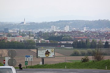 Panorama miasta, pośrodku widoczna wieża świątyni