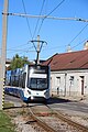 Deutsch: Ein Zug derBadner Bahn quert die Wiener Neustädter Straße B17 in Wiener Neudorf