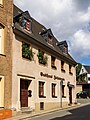 Gasthaus in geschlossener Bebauung in Ecklage