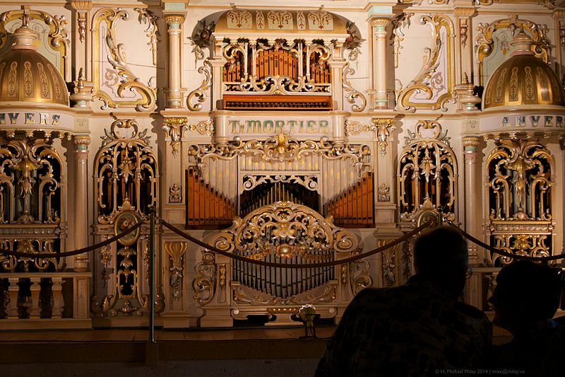 File:"The Amaryllis" Mortier Dance Organ (1922) - Enjoying the Mortier - Music House Museum.jpg