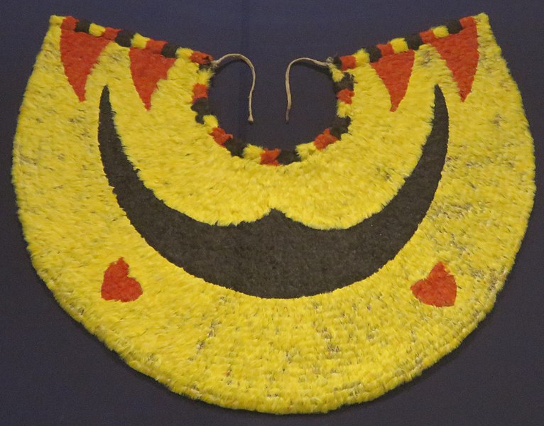 File:'Ahu 'ula (feather cape), Hawaiian, late 18th-early 19th century, O'o (Moho spp.), 'i'iwi feathers (Vestiaria coccinea), olona bark, HMA, 3306.1.jpg