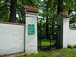 Židovský hřbitov Hluboká nad Vltavou - brána.jpg