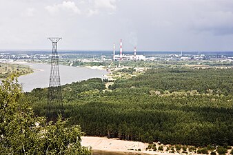 Widok wieży Szuchowa i fabryk Dzierżyńska z prawego brzegu Okai