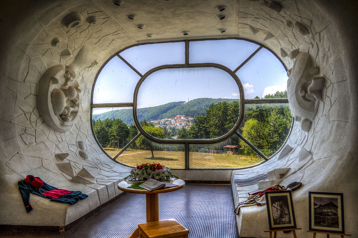 A windon inside the Ilinden Memorial (Makedonium) in Kruševo Photograph: Darko Cvetanoski Licensing: CC-BY-SA-4.0