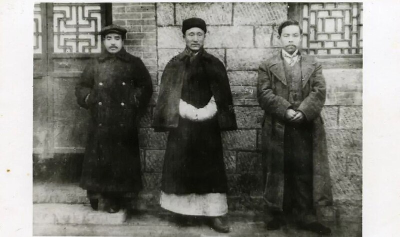 File:徐镜心与仓谷箕藏（左）、张静斋（右）于烟台.jpg