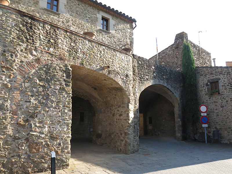File:007 Portal del c. Vilanova, un dels vestigis de l'antiga muralla de Monells.jpg