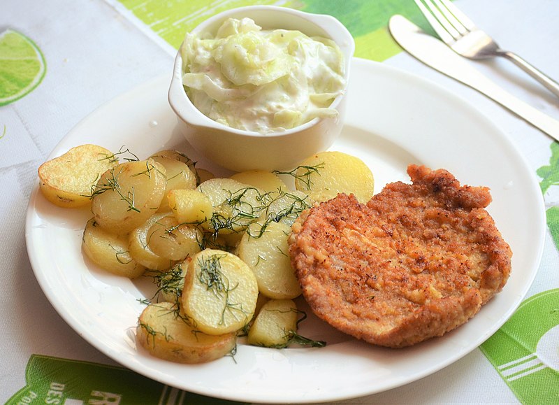 File:02021 0372 (1) Schweinskotelett mi Bratkartoffeln und Gurkensalat (Mizeria), Beskiden.jpg