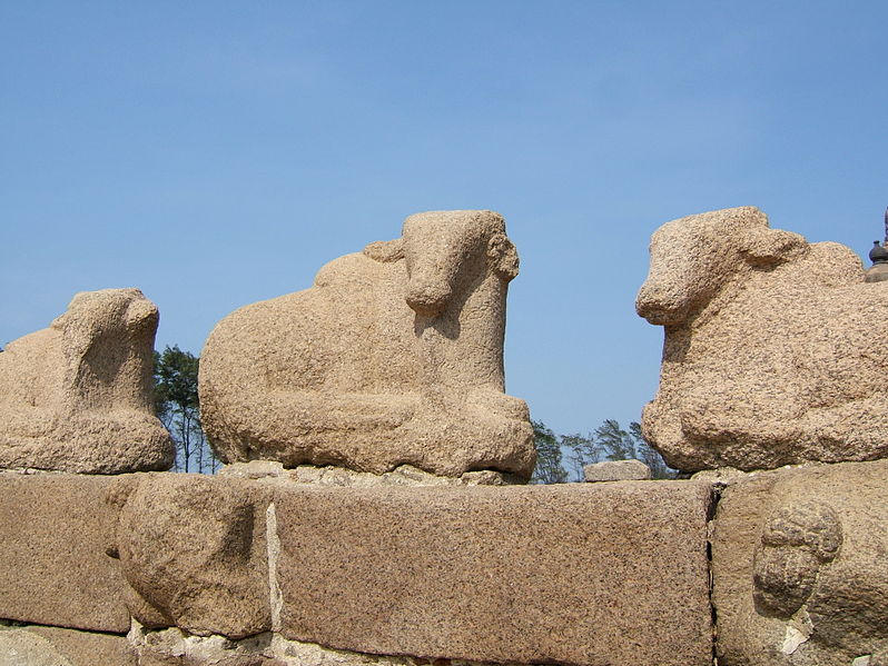 File:02MahabalipuramShoreTemple&BullStatues.jpg