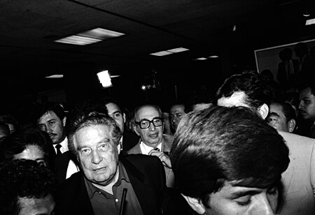 Fail:031824-041 LLEGADA DEL ESCRITOR OCTAVIO PAZ, PREMIO NOBEL DE LITERATURA AL AEROPUERTO OCTUBRE 19 1990 (27120261589).jpg