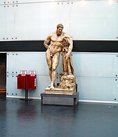 Riproduzione dell'Ercole Farnese, esposta nell'atrio della stazione di Museo