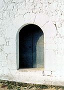 Vista de la entrada a la ermita de San Roque, Vallanca, con detalle del portón y arco de dovelas (2005).