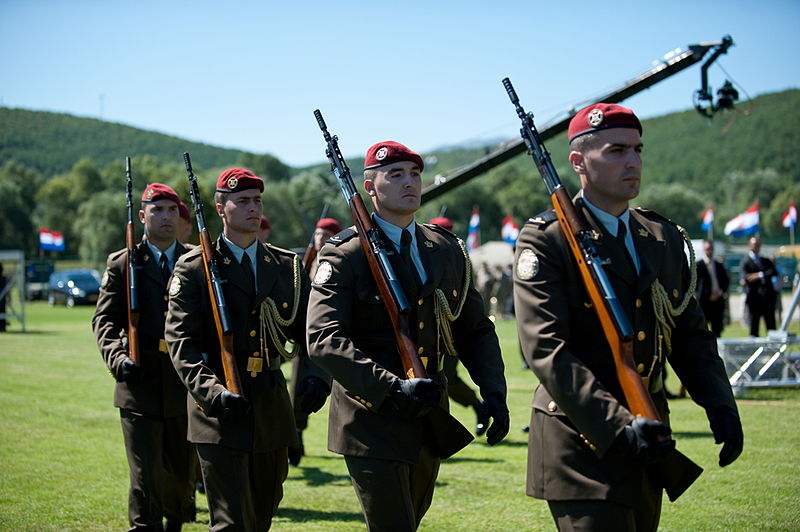 File:16 obljetnica vojnoredarstvene operacije Oluja 05082011 Pocasno zastitna bojna pocasno ceremonijalni program 367.jpg