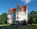 Individual features of the manor and Heynitz palace: Palace (No. 9), Gutsverwalterhaus (No. 8) and farm buildings (No. 10) as well as road bridge in the park (see population 09303488)