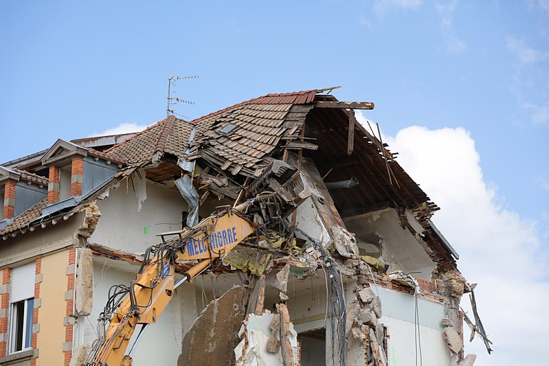 File:2018-04-25 14-41-28 demolition-hopital-belfort.jpg