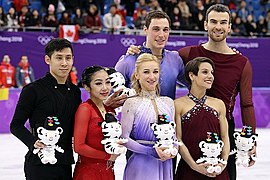 Savchenko et Massot (au centre) sur le podium des Jeux olympiques 2018.
