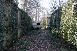 Une des allées entre plusieurs murs.