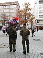 2021-11-18 Georgstraße Ecke Große Packhofstraße in Hannover, Soldaten der Bundeswehr beim Spendensammeln für den Volksbund deutsche Kriegsgräberfürsorge.jpg