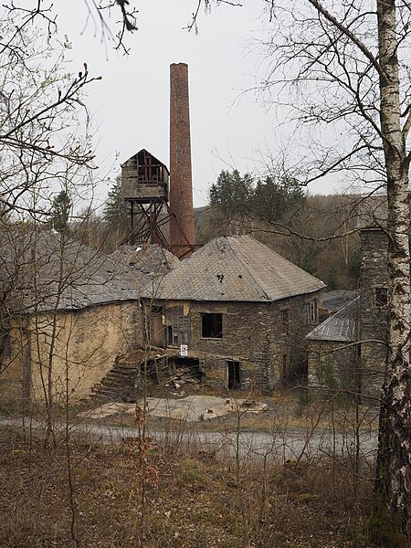 File:2022-03-29 martelange ardoisiere donner cheminée.jpg