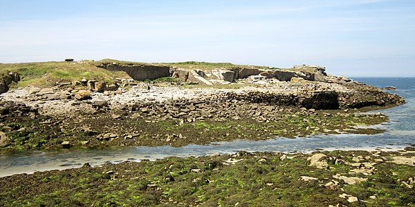 L'île Melon et ses anciennes carrières de granite vue du continent.