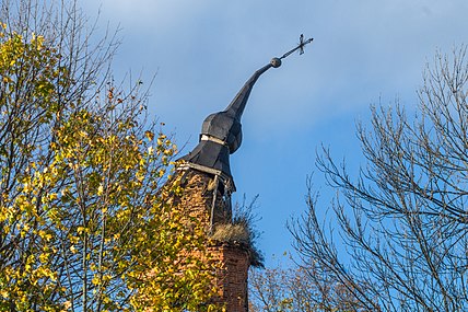 Погнутый и падающий шпиль колокольни Матчино, Калужская область