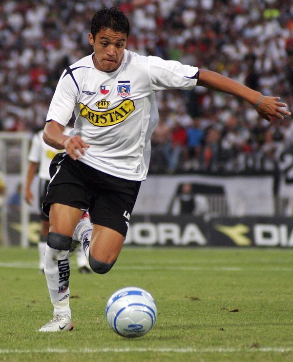 Sánchez on loan at Colo-Colo against Audax Italiano in the 2006 Torneo Clausura final