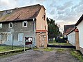 Wohnhaus und zwei daran angebaute Seitengebäude eines Bauernhofes