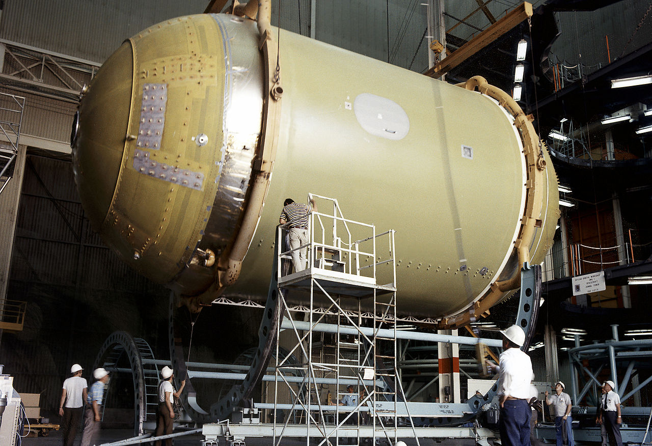 L'étage S-IVB en cours de transformation pour réaliser l'atelier orbital.