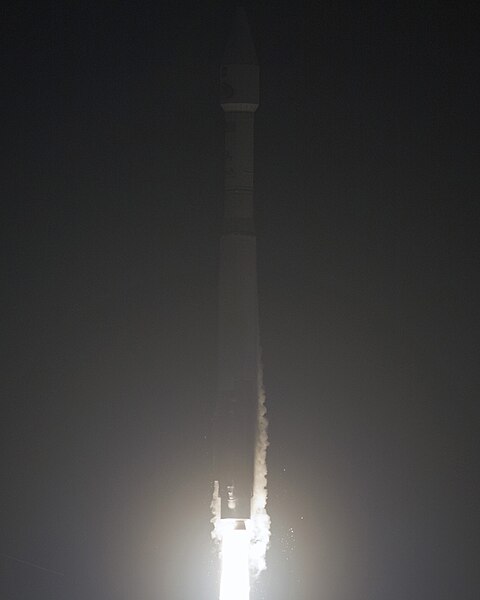 File:Atlas V (401) with RBSP on board has cleared the tower after launch.jpg