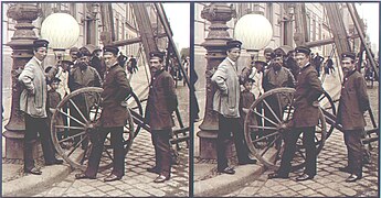 Installation einer Kohlebogenlampe in Berlin, 1890, stereoskopisches Foto (Doppelfoto) mit zwei Kameras aus leicht unterschiedlicher Perspektive zur Erzeugung von Räumlichkeit in den Kaiserpanoramen des August Fuhrmann