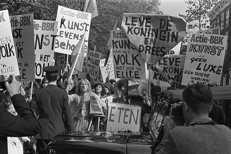 File:BBK ( Beroepsvereniging Beeldende Kunstenaars ), leden met protestborden langs r, Bestanddeelnr 924-9574.jpg