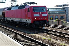 120 205 vor Güterzug in Dresden Mitte (2022)