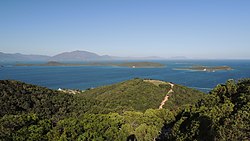 La forêt sèche du Ouen Toro et vue sur la baie de Sainte-Marie.