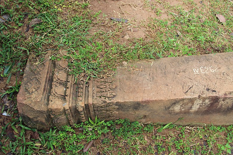 File:Banteay Srei (9719629813).jpg