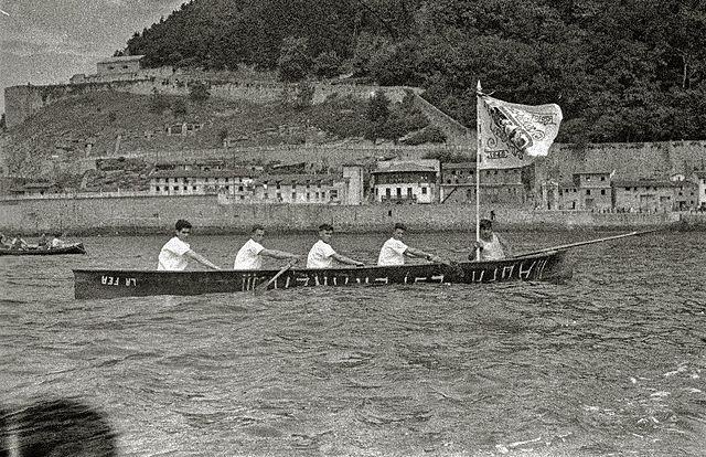 Description de l'image Batel del Club Deportivo Esperanza en la bahía de la Concha (1 de 1) - Fondo Car-Kutxa Fototeka.jpg.