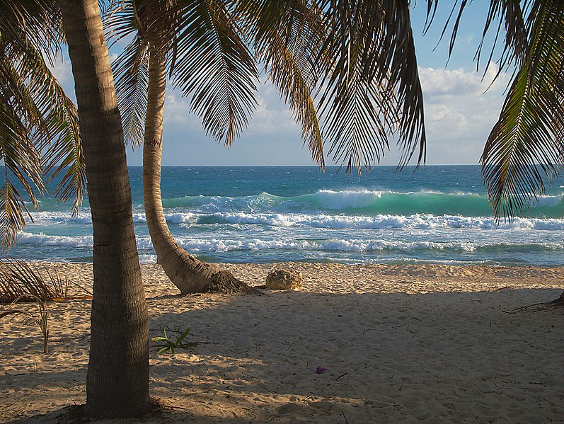 File:Beach on the Caribbean side of Isla Mujeres (4257546308).jpg