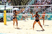 Deutsch: Beachvolleyball bei den Olympischen Jugendspielen 2018; Tag 9, 15. Oktober 2018; Mädchen, Viertelfinale: USA-Spanien 2–1 (21–19/17–21/15–9) English: Beach volleyball at the 2018 Summer Youth Olympics at 15 October 2018 – Girls Quarterfinals: USA-Spain 2–1 (21–19/17–21/15–9)