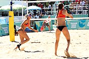 Deutsch: Beachvolleyball bei den Olympischen Jugendspielen 2018; Tag 9, 15. Oktober 2018; Mädchen, Viertelfinale: USA-Spanien 2–1 (21–19/17–21/15–9) English: Beach volleyball at the 2018 Summer Youth Olympics at 15 October 2018 – Girls Quarterfinals: USA-Spain 2–1 (21–19/17–21/15–9)