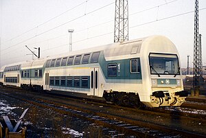 Doppelstocksteuerwagen (Bauart DABgbuzf 760) bei Auslieferung, Januar 1992 im Bahnhof Engelsdorf